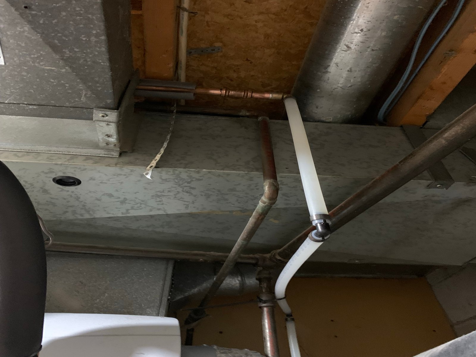 Clean transition coupling connecting a new flexible PEX pipe section to an existing copper water supply line